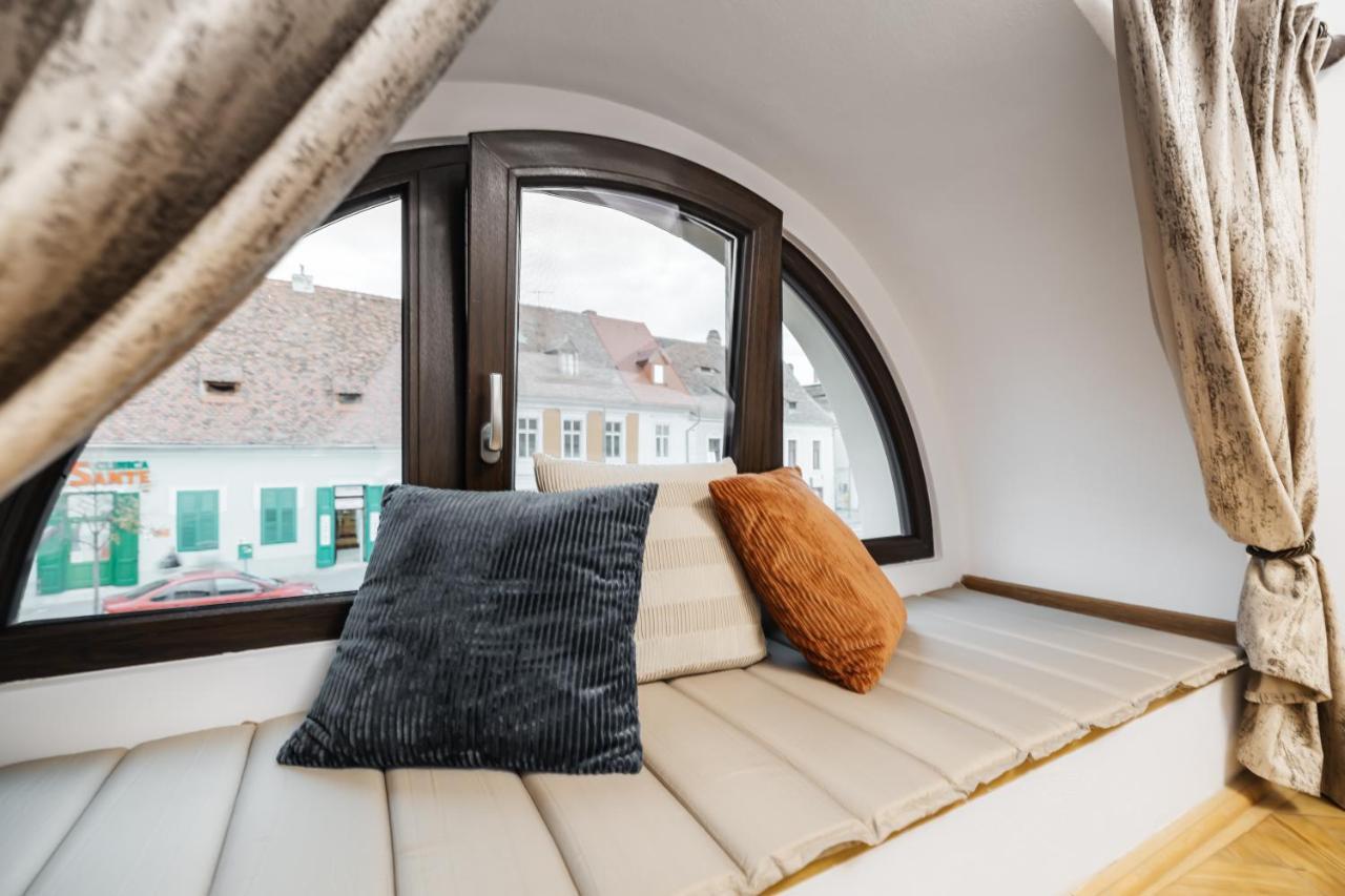 Downtown Cio Apartment Sibiu Bagian luar foto