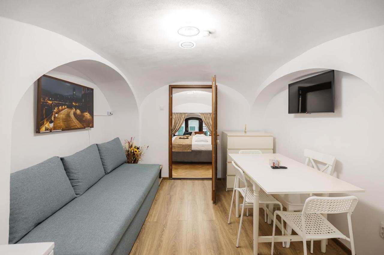 Downtown Cio Apartment Sibiu Bagian luar foto