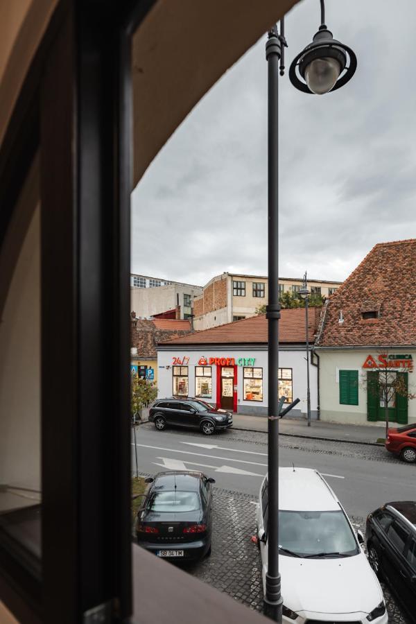 Downtown Cio Apartment Sibiu Bagian luar foto
